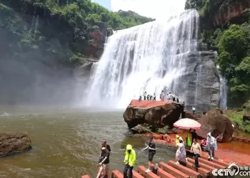 盛夏时节，贵州遵义赤水大瀑布水量充沛，瀑布从悬崖绝壁上倾泻而下，吸引众多游客观瀑赏景，打卡拍照，感受夏日清凉。
New