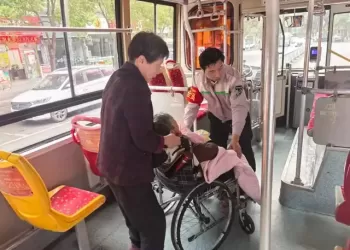 优质服务 情暖车厢丨泸州公交253路驾驶员任廷兴获乘客点赞