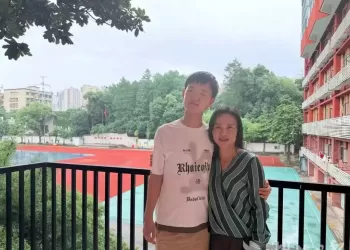 山西男孩郭斌，以优异成绩被长春大学录取，将攻读计算机科学与科技、中医双学位，成为一名盲人双学位大学生。
New