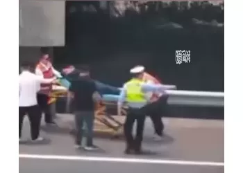 货车司机路边突发心梗，上海热心市民与交警合力救回一命。
New