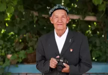 今年77岁的克热木·木沙是原新疆库尔勒市恰尔巴格乡哈赞其核心小学（2009年撤并为库尔勒市第六小学）的退休教师。
New