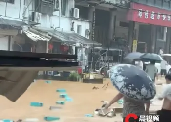 暴雨致温州多家鞋厂被淹，鞋盒漂满街头，知情者：有村民在积水中捞鞋
New