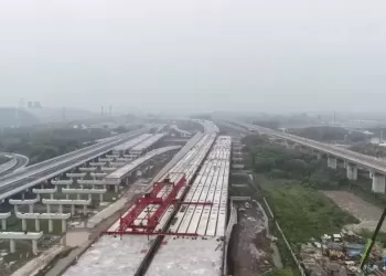 S232经开区迅速路主线特大桥预制箱梁架设主体局部全部结束
New