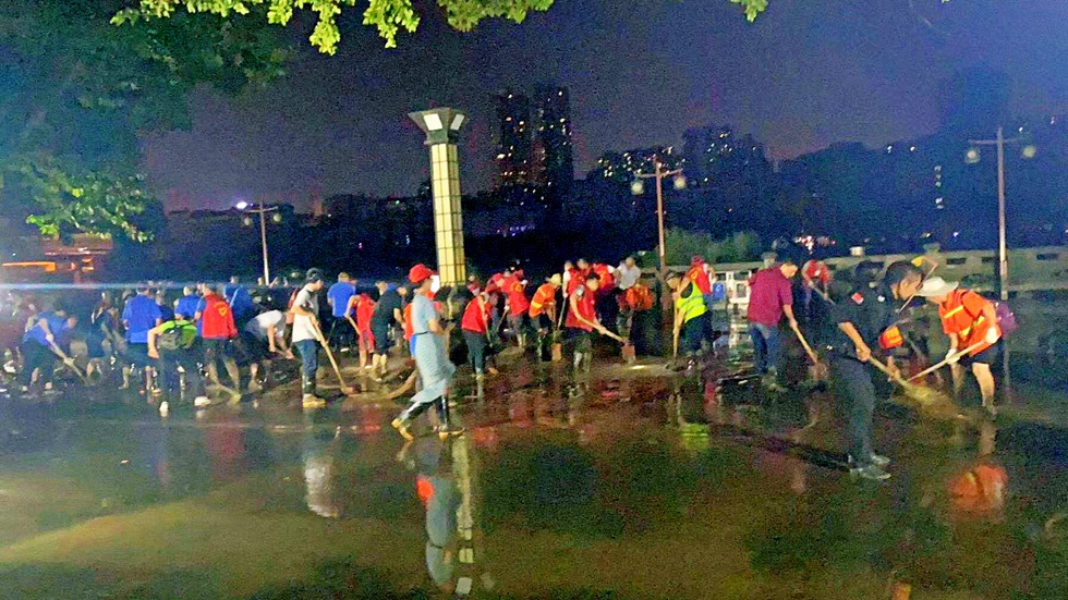 【高清】大家守护美好家园 洪峰过后清淤忙-2.jpg