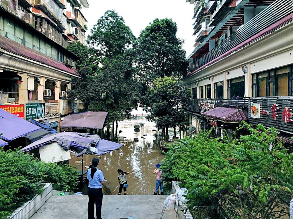 【高清】大家守护美好家园 洪峰过后清淤忙-1.jpg