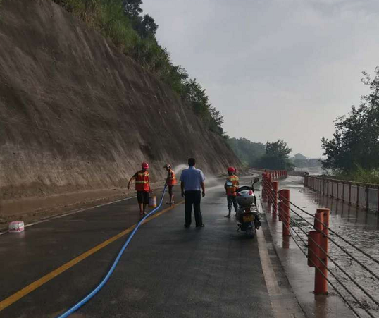 泸州江阳区沿沱江旅游道路通滩到魏国村沿江路清淤完成-1.png