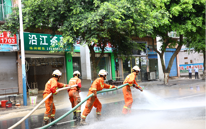 泸州洪水过后，大街灌满淤泥，消防员清淤忙！-1.png