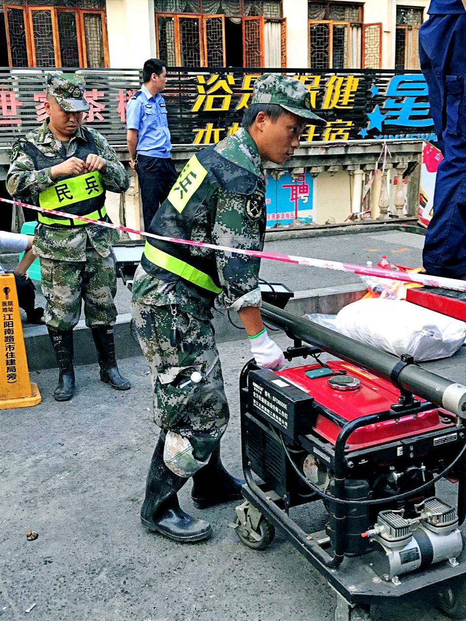 150余名官兵奔赴泸州各地整装待命 实施清淤消杀工作-1.jpg