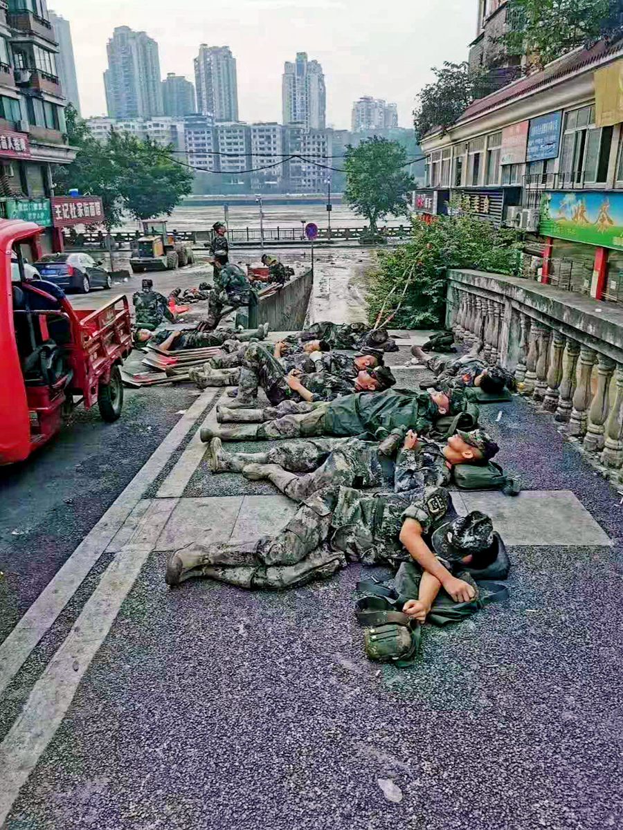 150余名官兵奔赴泸州各地整装待命 实施清淤消杀工作-3.jpg