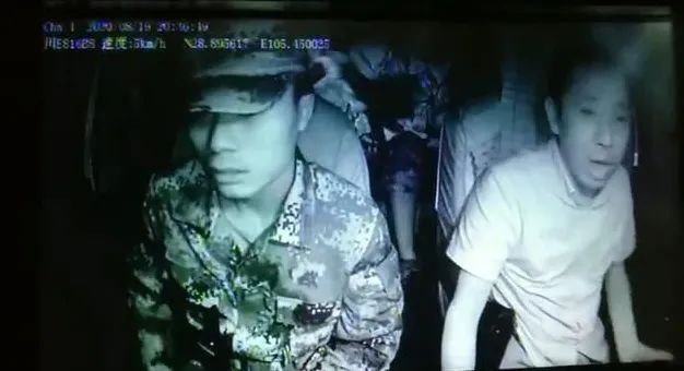 3名满身泥巴的兵哥哥打车，泸州的哥坚持不收钱还道谢-1.jpg