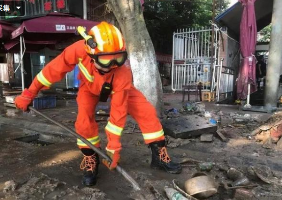 泸州街头，贵州消防员变身清淤工！市民送来西瓜、绿豆...-1.png