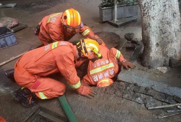 泸州街头，贵州消防员变身清淤工！市民送来西瓜、绿豆...-2.png