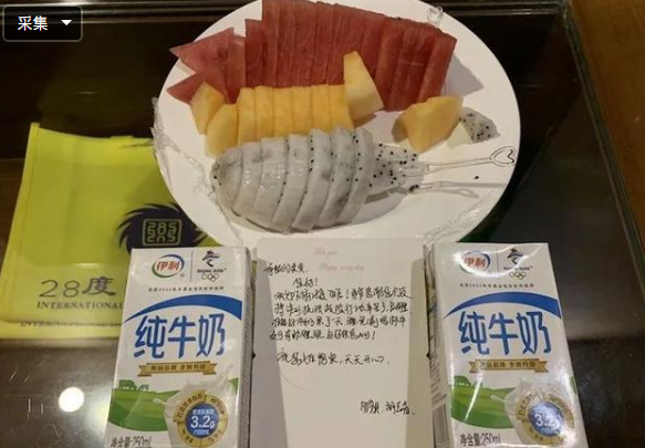 泸州街头，贵州消防员变身清淤工！市民送来西瓜、绿豆...-3.png