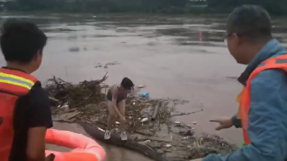 泸州24岁跳江女子的81公里生死漂流，跳下去就后悔了-1.png