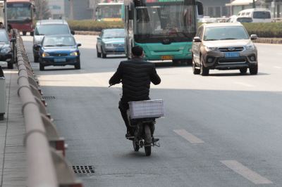 泸州规范外卖快递车辆通行秩序：专项整治闯红灯、逆行...-3.jpg