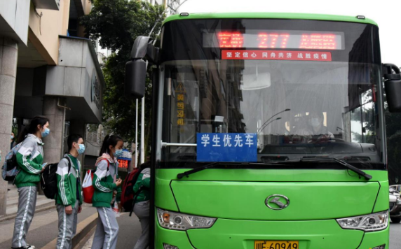 泸州公交启动“开学营运”模式 助力学生出行-1.png
