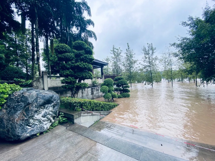 新一轮洪峰过境 泸州滨江路游步道和景观小品再次被淹-2.jpg
