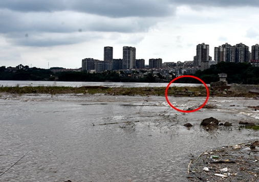 江边捡废铁没注意涨水，泸州男子被困“孤岛”！-1.png