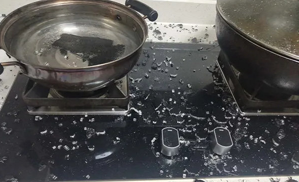 嘭！泸州一市民正在做饭，抽油烟机突然爆裂！-1.png