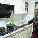 嘭！泸州一市民正在做饭，抽油烟机突然爆裂！-2.jpg