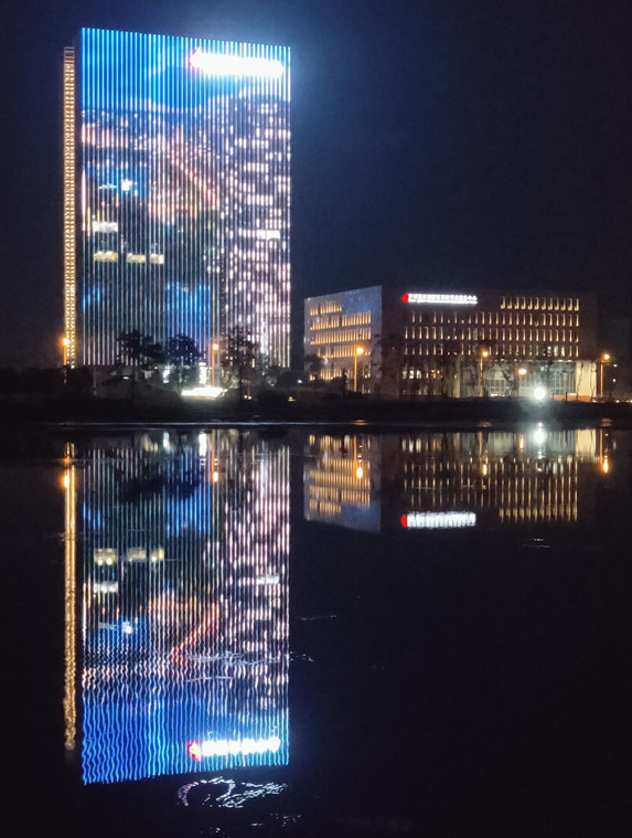 99.9米高的大屏幕亮了 泸州城东夜景再添景-2.png