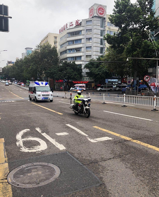 6分钟紧急送医，泸州交警一路护送！-1.png