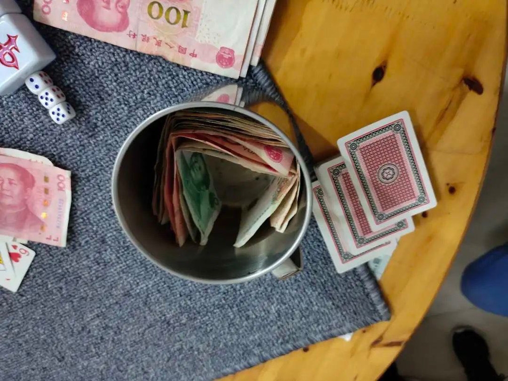 泸州三姐妹开设赌场！提供免费吃喝，还能借贷赌博！-1.jpg