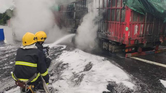四川泸州：运煤车高速起火 消防紧急扑灭-2.jpg