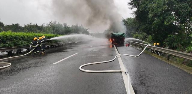 四川泸州：运煤车高速起火 消防紧急扑灭-1.jpg