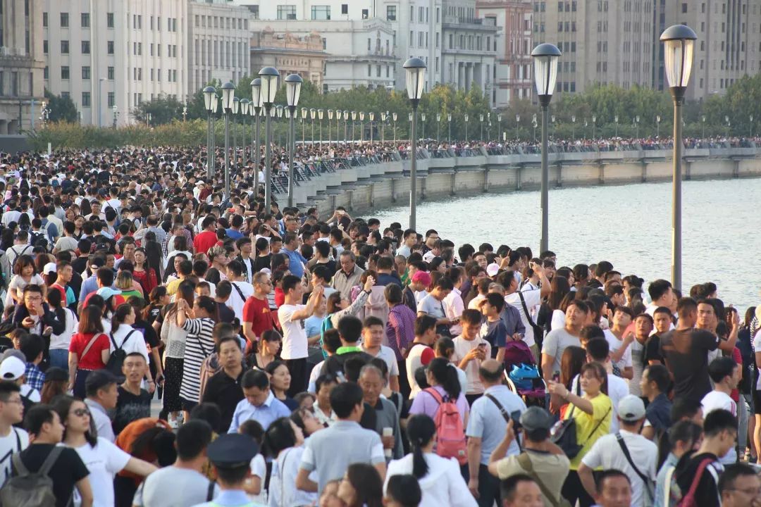 国庆长假共接待国内游客6.37亿人次，你出去旅游了吗？-2.jpeg