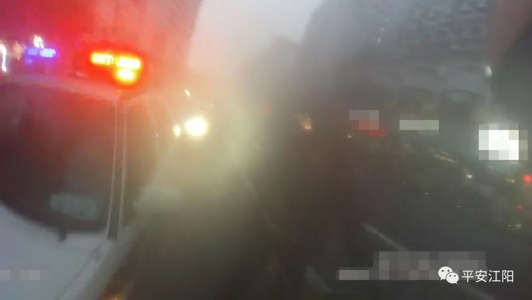 泸州某警车，将路挡住之后……-1.jpg