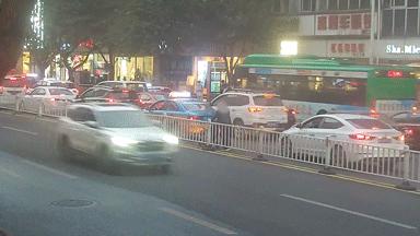 泸州某警车，将路挡住之后……-2.jpg