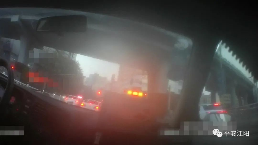 泸州某警车，将路挡住之后……-3.jpg