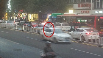 泸州某警车，将路挡住之后……-4.jpg