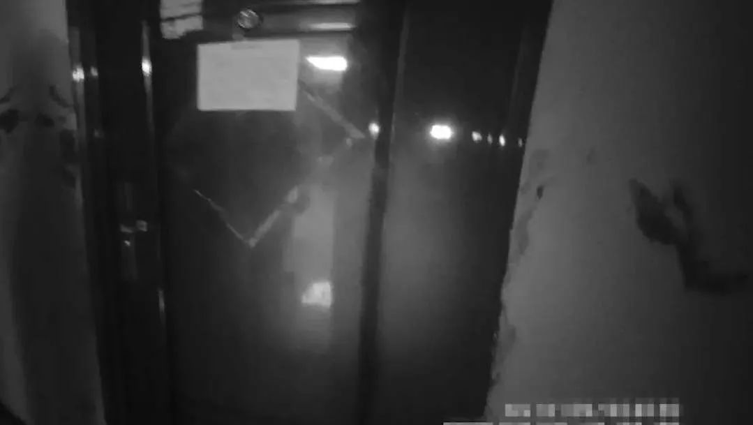 泸州女子家中割腕轻生，民警破门而入紧急救援-1.jpg