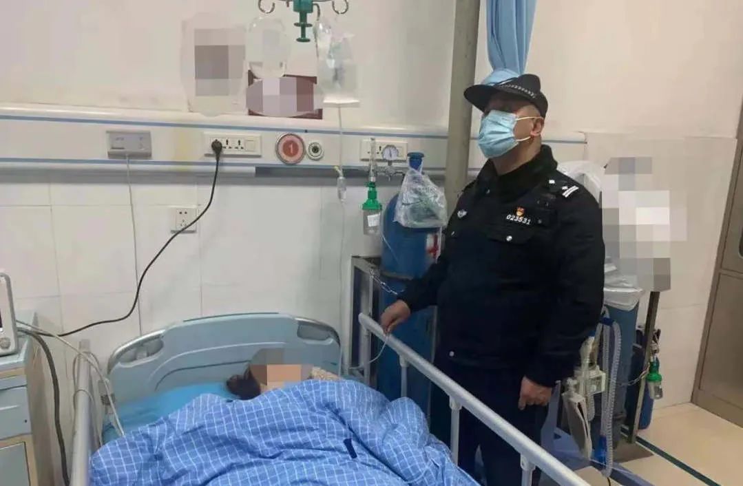 泸州女子家中割腕轻生，民警破门而入紧急救援-7.jpg