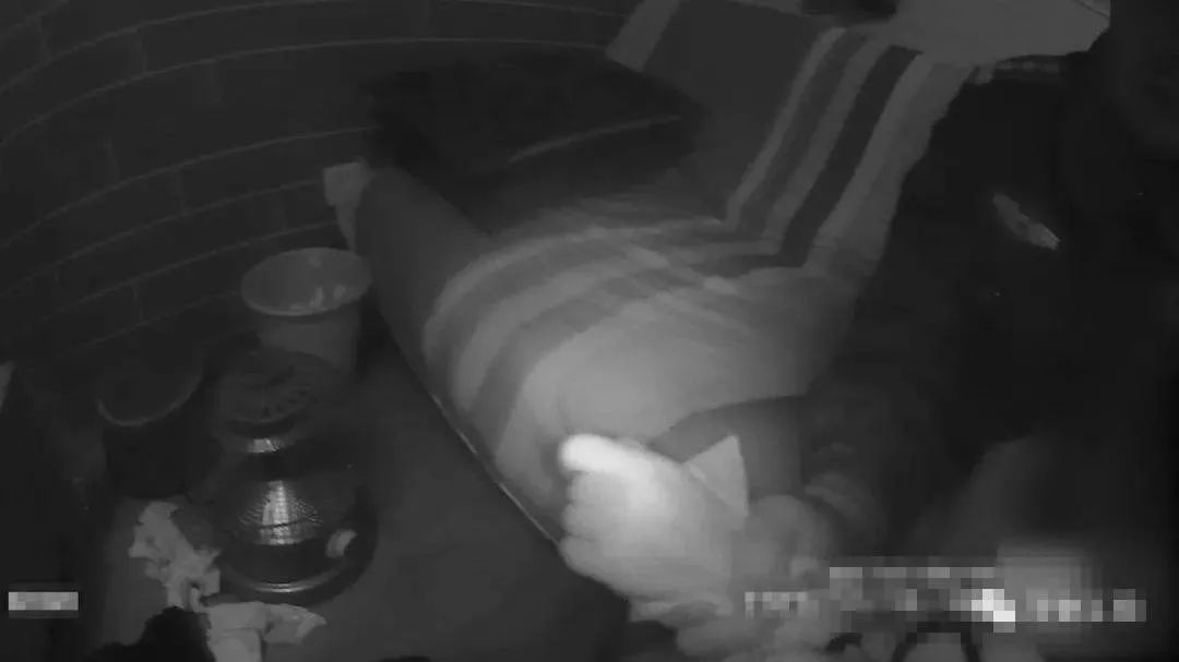 泸州女子家中割腕轻生，民警破门而入紧急救援-5.jpg
