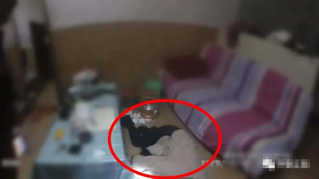 泸州女子家中割腕轻生，民警破门而入紧急救援-3.jpg