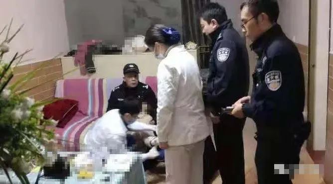 泸州女子家中割腕轻生，民警破门而入紧急救援-6.jpg
