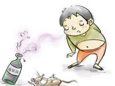 泸州一男子酒后发疯，竟喝下一瓶”耗儿药”-2.jpg
