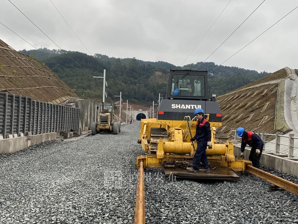 快看！川南城际铁路泸县至泸州段开始铺轨了！-2.jpg