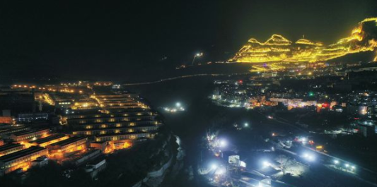 泸州二郎镇郎酒庄园灯光秀点亮山体，震撼夜景来袭-2.png