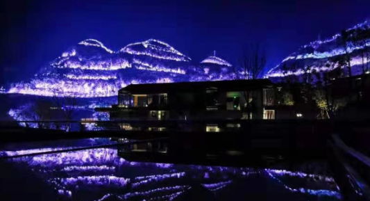 泸州二郎镇郎酒庄园灯光秀点亮山体，震撼夜景来袭-3.png