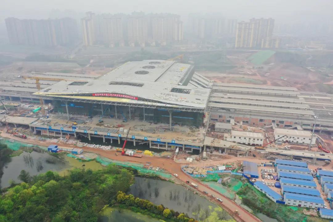泸州高铁站顺利封顶 全面进入精装修阶段-2.jpg