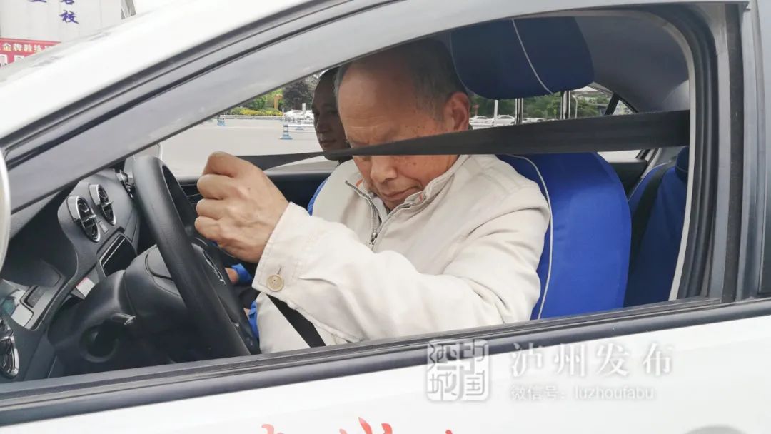 每科考试一次通过！泸州这位“70后”老司机驾照今日到手-3.jpg