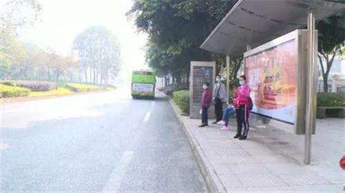 泸州公交站台上新了！“白蓝地”风格你喜欢吗？-5.jpg