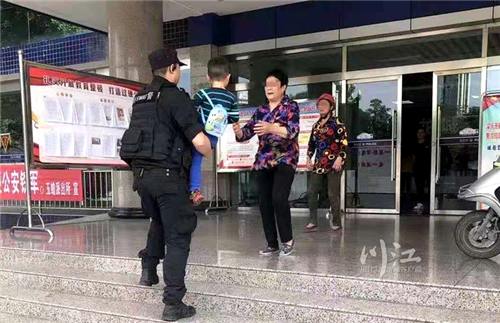 暖心！泸州民警买棒棒糖凉糕哄走失男童，带他到处找家...-2.jpg