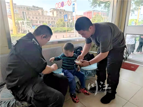 暖心！泸州民警买棒棒糖凉糕哄走失男童，带他到处找家...-1.jpg