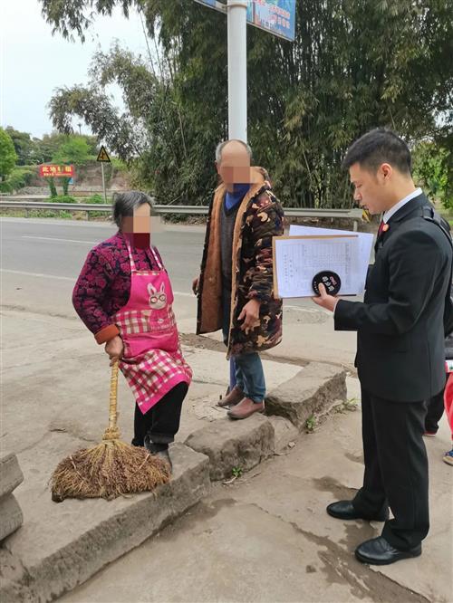 当赔不当赔？泸州一农户自家田地里放毒，别家21只鸡被“团灭”！-7.jpg
