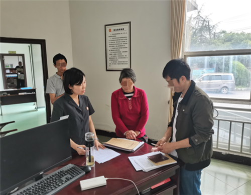当赔不当赔？泸州一农户自家田地里放毒，别家21只鸡被“团灭”！-9.jpg